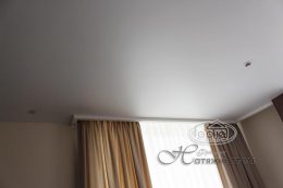 матова натяжна стеля з плінтусом