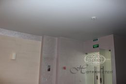 матова стеля на рецепції в клубі