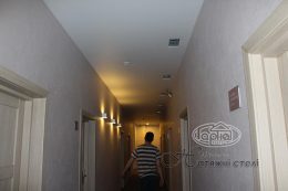 матові натяжні стелі в коридорі Версаль