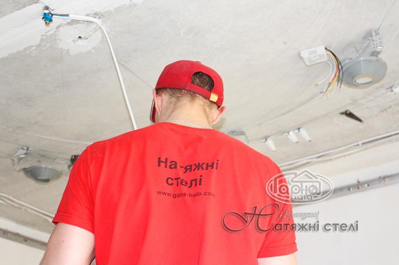 натяжной потолок монтаж