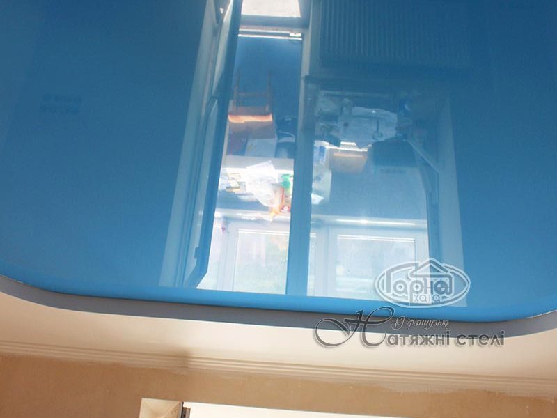 натяжной потолок синий глянец