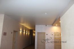 натяжні стелі в коридорі, клуб Версаль