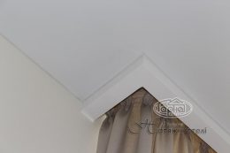 плінтус на натяжні стелі