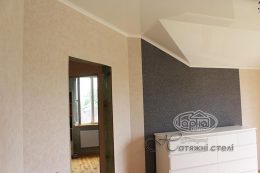 натяжной потолок на стене