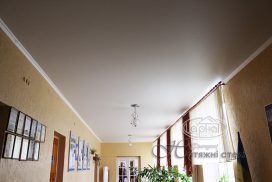 матова натяжні стелі коридор в школі зал