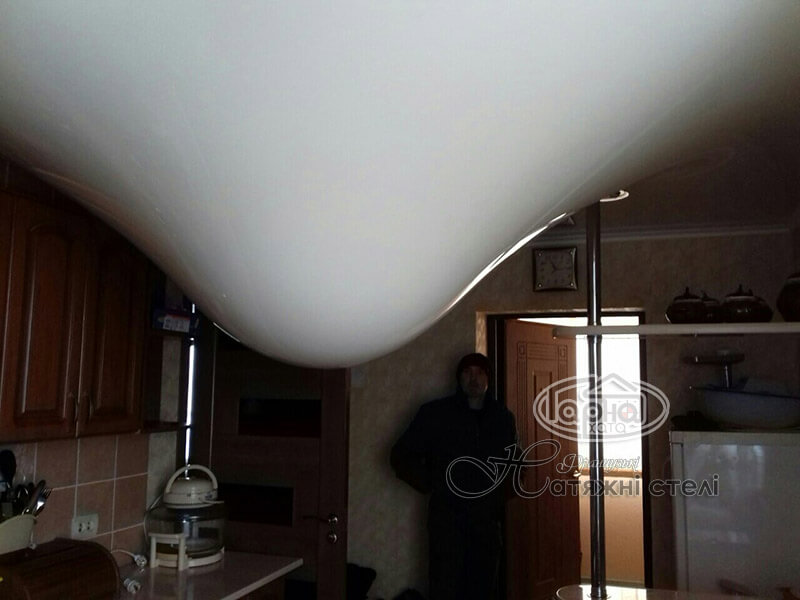 затопило натяжные потолки