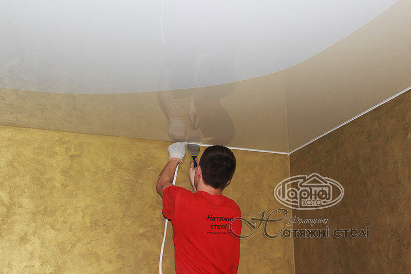 натяжна стеля в два кольори