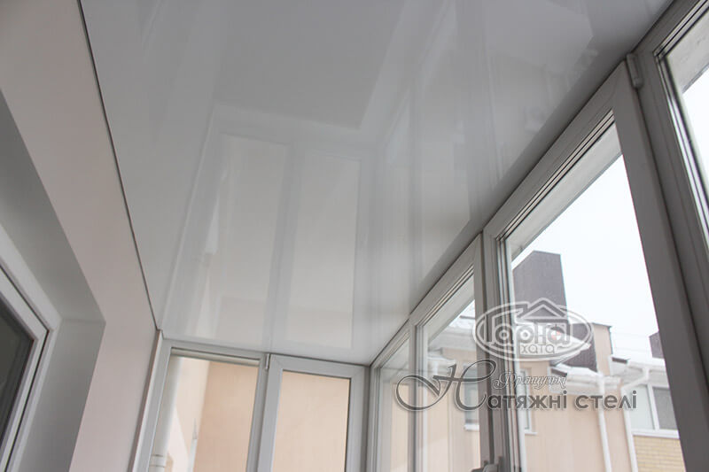 біла стеля на балконі