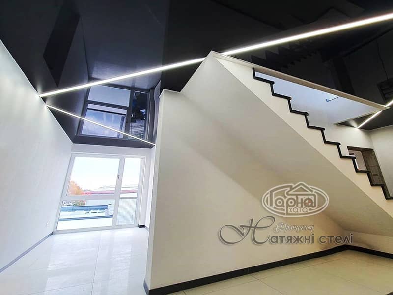 натяжні стелі в коридорі