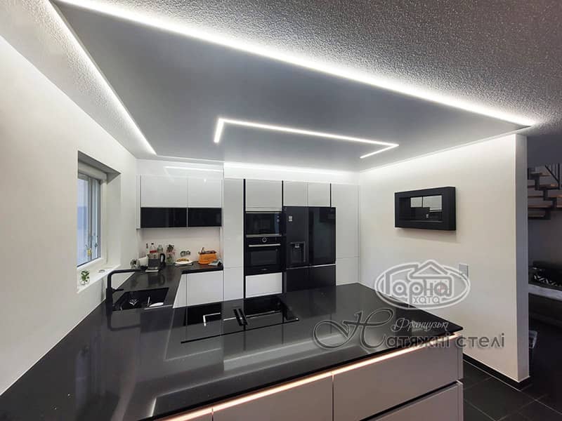 натяжні стелі в кухні